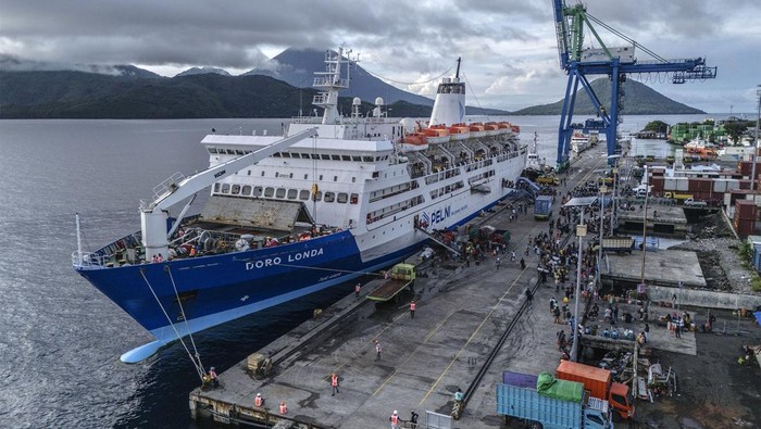 55 Kapal Pelni Disiapkan untuk Angkutan Nataru Foto udara KM Dorolonda melintas dikala meninggalkan Pelabuhan Ahmad Yani Ternate, Maluku Utara, Rabu (4/12/2024). PT Pelayaran Nasional Indonesia (PT Pelni Persero) mempersiapkan sebanyak 55 kapal yang manjangkau 72 pelabuhan di seluruh Indonesia untuk melayani transportasi pulang kampung Natal 2024 dan Tahun Baru 2025 guna menentukan kelangsungan perjalanan penumpang di banyak sekali rute selama isu terkini piknik tersebut. ANTARA FOTO/Andri Saputra/YU