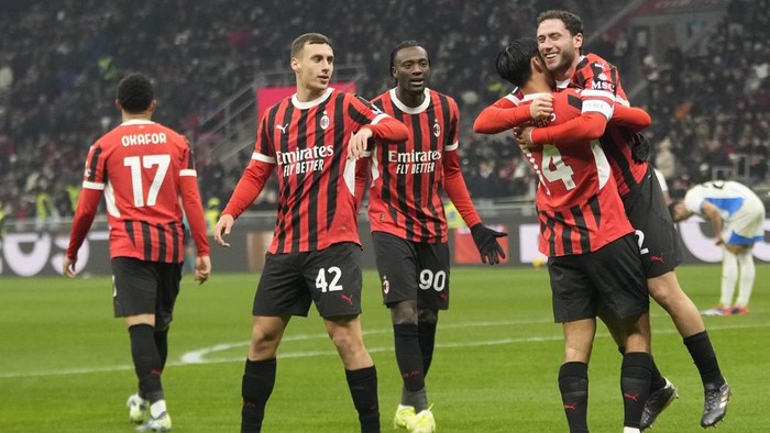 AC Milans Davide Calabria, right, celebrates with teammates after scoring during the Italian Cup eight final soccer match between AC Milan and Sassuolo at the San Siro stadium in Milan, Italy, Tuesday, Dec. 3, 2024. (AP Photo/Luca Bruno)