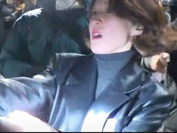 Viral Aksi Politikus Wanita Rebut Senjata Tentara Saat Demo Darurat Militer