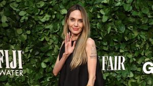 5 Gaya Jolie Pakai Dress Tanpa Lengan, Tato Titik Koordinat Bikin Salfok