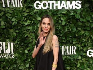 5 Gaya Jolie Pakai Dress Tanpa Lengan, Tato Titik Koordinat Bikin Salfok