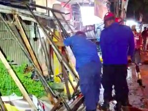 Baliho Roboh di Jalan Raya Bogor Mekarsari Timpa 2 Mobil, Damkar Evakuasi