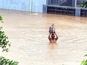 Video Evakuasi Warga yang Terjebak Banjir di Puskesmas Palabuhanratu Video Evakuasi Warga yang Terjebak Banjir di Puskesmas Palabuhanratu