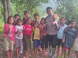 Sosok Bripka Annas, Polisi Pak Guru bagi Anak-anak Pedalaman Donggala