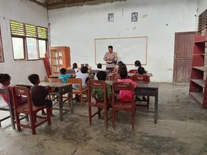 Kisah Bripka Annas Nyalakan Semangat Literasi Anak-anak Suku Daa Sulteng