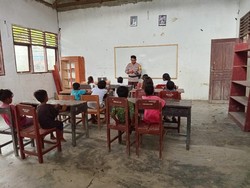 Kisah Bripka Annas Nyalakan Semangat Literasi Anak-anak Suku Daa Sulteng