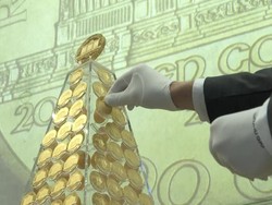 Video: Kemilau Pohon Natal dari 2024 Keping Emas di Eropa