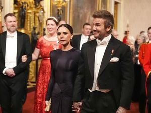 Victoria Beckham Ikut Jamuan Resmi di Buckingham, Gayanya Minimalis Elegan Victoria Beckham Ikut Jamuan Resmi di Buckingham, Gayanya Minimalis Elegan