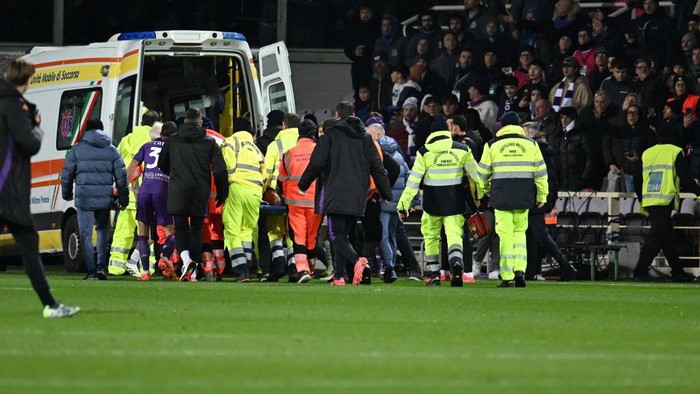 FLORENCE, ITALY - DECEMBER 1: Edoardo Bove of Fiorentina is taken to hospital by medical teams after collapsing on the pitch during Serie A week 14 football match between Fiorentina and Inter at Stadio Artemio Franchi in Florence, Italy on December 1, 2024. (Photo by Carlo Bressan/Anadolu via Getty Images)