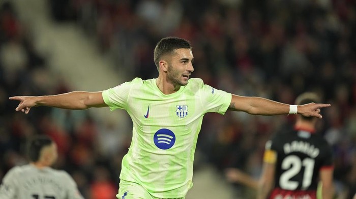 Barcelonas Ferran Torres celebrates after scoring the opening goal during a Spanish La Liga soccer match between Mallorca and Barcelona at the Son Moix stadium in Palma de Mallorca, Spain, Tuesday, Dec. 3, 2024. (AP Photo/Jose Breton)