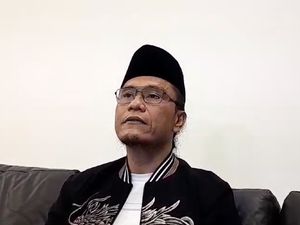 Video: Warganet Bandingkan Adab Gus Miftah dengan Niken Salindry ke Penjual Es Video: Warganet Bandingkan Adab Gus Miftah dengan Niken Salindry ke Penjual Es