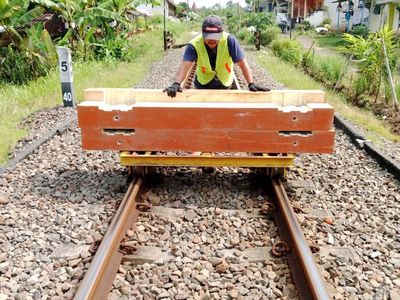 KAI Ganti Bantalan Kayu Jadi Sintetis Jelang Nataru