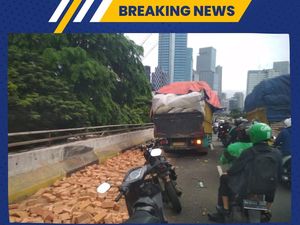 Kecelakaan Truk di Gatsu Jaksel, Muatan Batu Bata Tumpah ke Jalan