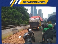 Kecelakaan Truk di Gatsu Jaksel, Muatan Batu Bata Tumpah ke Jalan