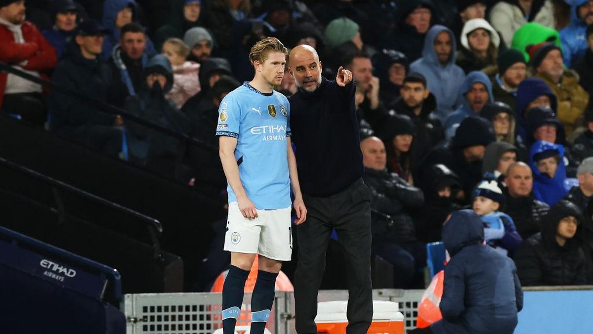 Kevin De Bruyne (kiri) dan Pep Guardiola. Foto: Getty Images/Carl Recine