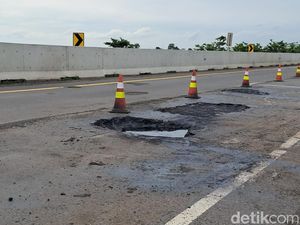 Pengendara Keluhkan Jalan Tol Palembang-Kayu Agung Berlubang Pengendara Keluhkan Jalan Tol Palembang-Kayu Agung Berlubang