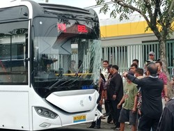 Human Error Bikin Bus Listrik Pemkot Medan Tabrak Mobil Parkir