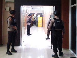 KPK Geledah Kantor Gubernur Bengkulu KPK Geledah Kantor Gubernur Bengkulu