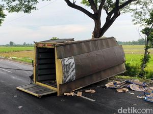 Kecelakaan Beruntun di Lingkar Selatan Pati, Truk Muat Ayam Terguling Kecelakaan Beruntun di Lingkar Selatan Pati, Truk Muat Ayam Terguling