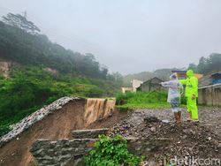 Bencana Sukabumi: Jalan Palabuhanratu Terendam Banjir-Rumah Ambruk Bencana Sukabumi: Jalan Palabuhanratu Terendam Banjir-Rumah Ambruk