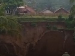 Video: Warga Rekam Detik-detik Longsor di Kabupaten Tasikmalaya
