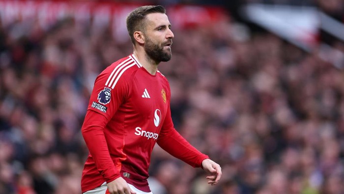 Luke Shaw MANCHESTER, ENGLAND - DECEMBER 1: Luke Shaw of Manchester United during the Premier League match between Manchester United FC and Everton FC at Old Trafford on December 1, 2024 in Manchester, England. (Photo by Robbie Jay Barratt - AMA/Getty Images)