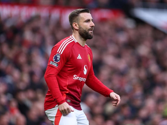 MANCHESTER, ENGLAND - DECEMBER 1: Luke Shaw of Manchester United during the Premier League match between Manchester United FC and Everton FC at Old Trafford on December 1, 2024 in Manchester, England. (Photo by Robbie Jay Barratt - AMA/Getty Images)