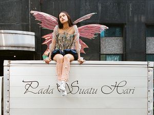 Maudy Ayunda Hidupkan Dongeng di Tengah Kota Lewat Urban Fairytale Maudy Ayunda Hidupkan Dongeng di Tengah Kota Lewat Urban Fairytale