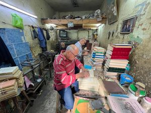 Melihat Bengkel Restorasi Buku Lama di Kairo