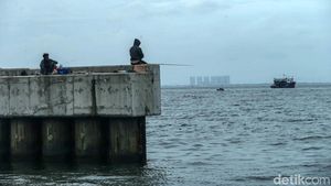 Memancing Ikan di Ujung Jakarta