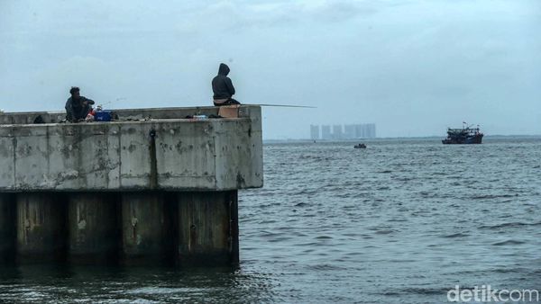 Memancing Ikan di Ujung Jakarta
