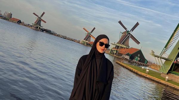 Potret Paula Verhoeven yang Lagi Kerja Sambil Liburan di Belanda