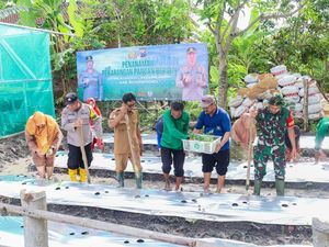 Dukung Swasembada Pangan, Polisi-Petani Bojonegoro Tanami Lahan Kosong