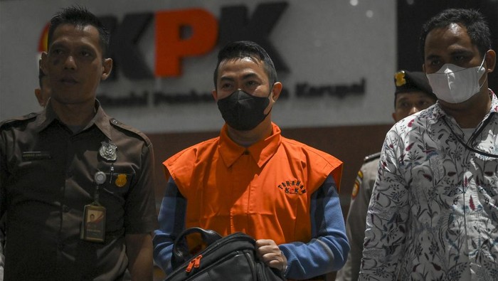 Petugas menyampaikan barang bukti dikala pertemuan pers terkait penetapan dan penahanan tersangka operasi tangkap tangan (OTT) KPK Penjabat (Pj) Wali Kota Pekanbaru Risnandar Mahiwa di Gedung Merah Putih, KPK, Jakarta, Rabu (4/12/2024). KPK menetapkan Penjabat (Pj) Wali Kota Pekanbaru Risnandar Mahiwa, Sekda Kota Pekanbaru Indra Pomi Nasution, dan Plt Kabag Umum Setda Pekanbaru Novin Karmila selaku  tersangka kasus praduga korupsi pengelolaan budget pemkot Pekanbaru, Riau dengan barang bukti duit tunai sekitar Rp6,8 miliar. ANTARA FOTO/Muhammad Ramdan/nym.