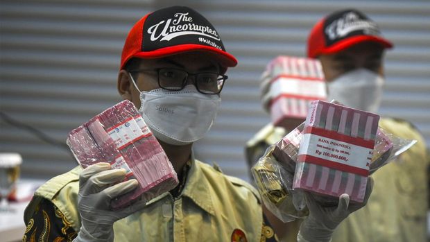 Petugas menyampaikan barang bukti dikala pertemuan pers terkait penetapan dan penahanan tersangka operasi tangkap tangan (OTT) KPK Penjabat (Pj) Wali Kota Pekanbaru Risnandar Mahiwa di Gedung Merah Putih, KPK, Jakarta, Rabu (4/12/2024). KPK menetapkan Penjabat (Pj) Wali Kota Pekanbaru Risnandar Mahiwa, Sekda Kota Pekanbaru Indra Pomi Nasution, dan Plt Kabag Umum Setda Pekanbaru Novin Karmila selaku  tersangka kasus praduga korupsi pengelolaan budget pemkot Pekanbaru, Riau dengan barang bukti duit tunai sekitar Rp6,8 miliar. ANTARA FOTO/Muhammad Ramdan/nym.