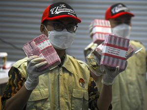 Penampakan Uang Rp 6,8 Miliar Hasil OTT Eks Pj Walkot Pekanbaru