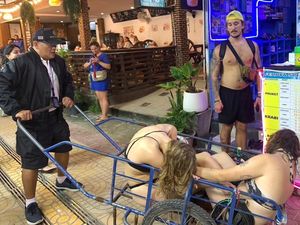 Viral Aksi Polisi Thailand Antar 2 Turis Mabuk Pakai Troli