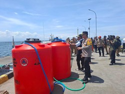 Polres Probolinggo-Forkopimda Baksos ke Pulau Gili Ketapang di HUT Polairud