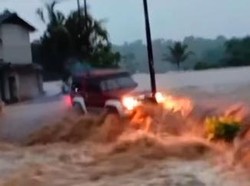 Sopir Selamat Usai Mobilnya Terseret Banjir Bandang di Sukabumi