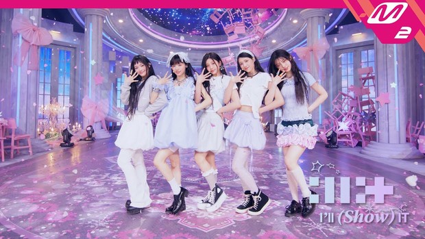 Potret ILLIT dalam penampilan lagu 'Magnetic'/ Foto: youtube.com/m2 Potret ILLIT dalam penampilan lagu 'Magnetic'