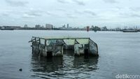 Penampakan Puing Masjid Wal Aduna yang Ditenggelamkan Air Laut