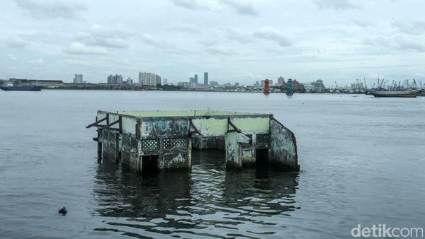 Penampakan Puing Masjid Wal Aduna yang Ditenggelamkan Air Laut