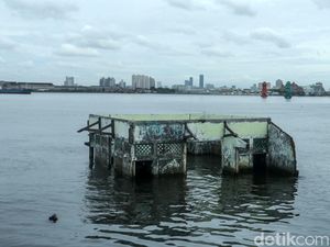 Penampakan Puing Masjid Wal Aduna yang Ditenggelamkan Air Laut