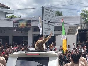 Momen Prabowo Menyapa Warga dan Bagikan Kaus di Kupang NTT