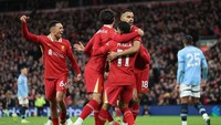 Di balik gol Gakpo tersebut ada assist Mohamed Salah. Mereka tampak merayakan bersama Szoboszlai. Foto: Getty Images/Carl Recine
