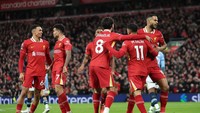 Ilusi optik Salah bertubuh Szoboszlai ini muncul karena kerumunan para pemain Liverpool saat merayakan gol yang membuka kemenangan 2-0 atas Man City. Foto: Getty Images/Carl Recine