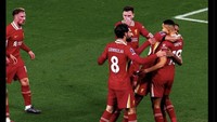 Begini momen tersebut dari angle berbeda. Sekilas, wajah brewokan Mohamed Salah bagaikan menempel di tubuh Dominik Szoboszlai. Dengan nada canda, momen ini pun viral. Foto: dok. Internet/X (Twitter)