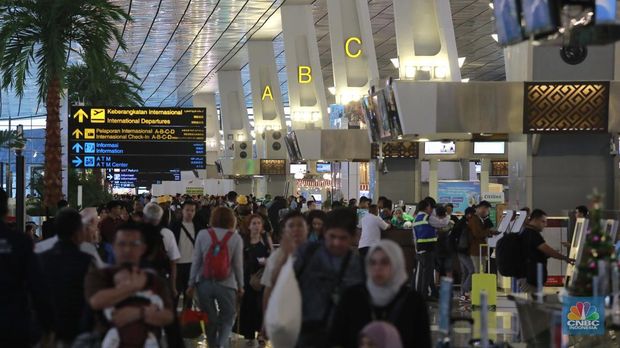 Sejumlah penumpang melangkah di Terminal 3 Bandara Soekarno Hatta, Tangerang, Rabu (4/12/2024). (CNBC Indonesia/Muhammad Sabki)