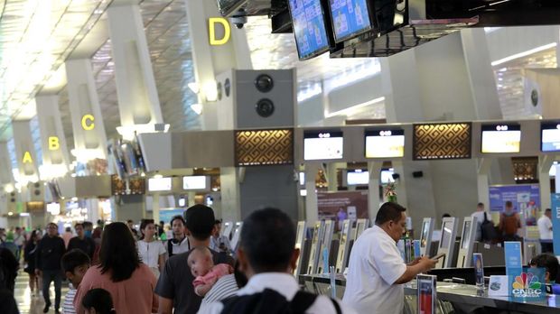 Sejumlah penumpang melangkah di Terminal 3 Bandara Soekarno Hatta, Tangerang, Rabu (4/12/2024). (CNBC Indonesia/Muhammad Sabki)