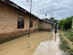 Ratusan Rumah Jalan Kelambir V Kembali Kebanjiran Ratusan Rumah Jalan Kelambir V Kembali Kebanjiran